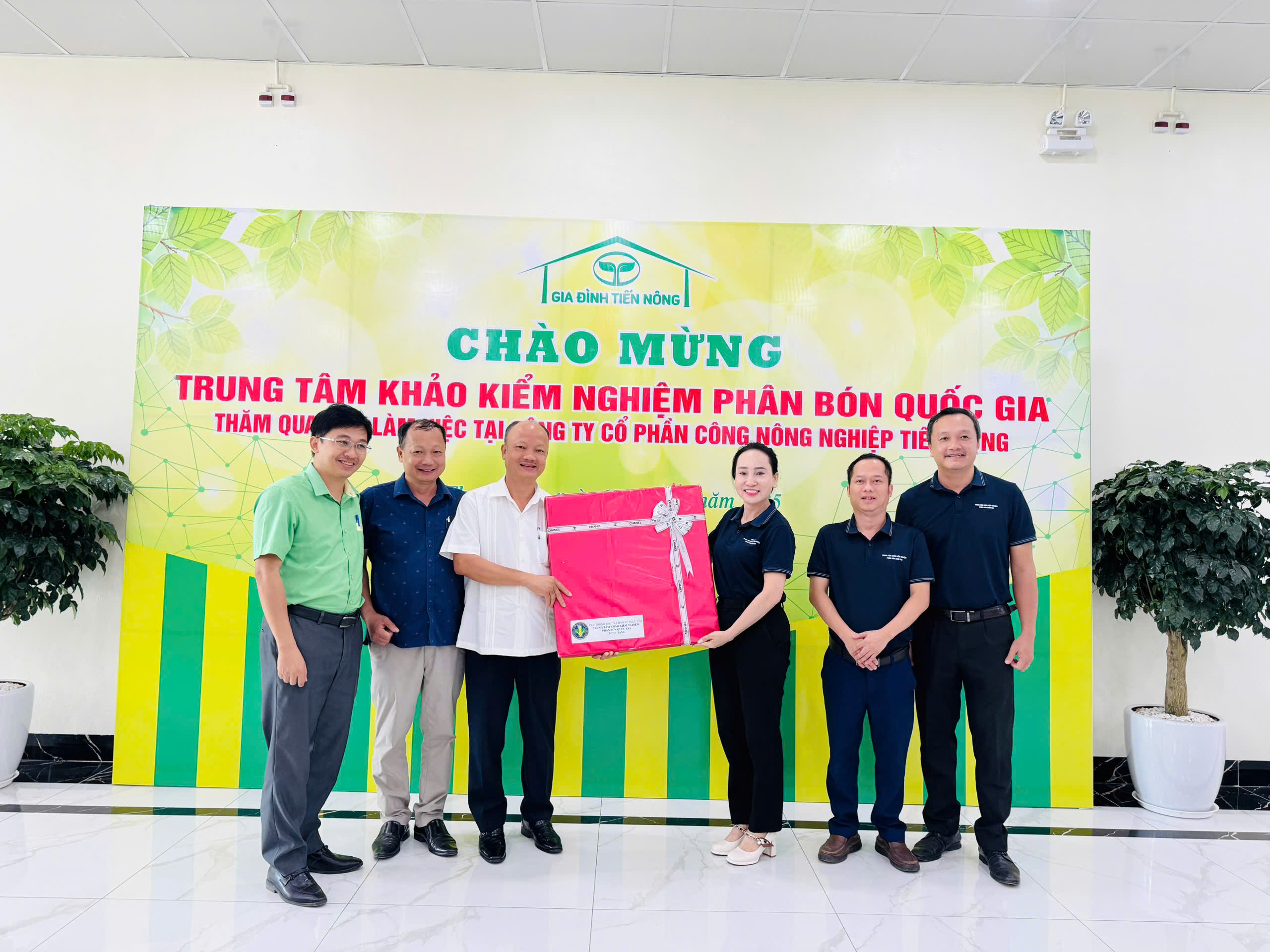 Đoàn công tác của Trung tâm Khảo kiểm nghiệm phân bón Quốc gia làm việc với Công ty Cổ phần công nông nghiệp Tiến Nông