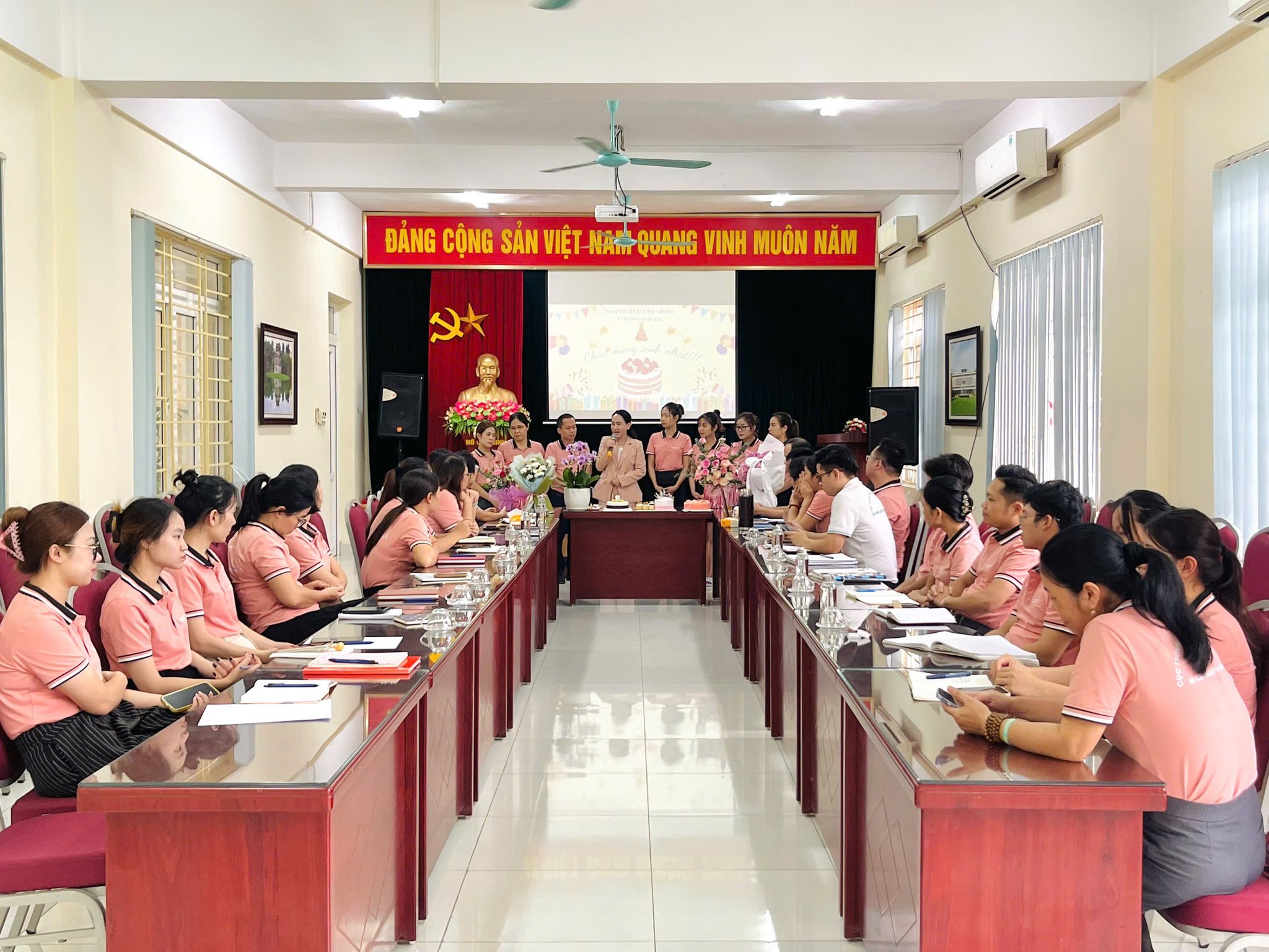 Trung tâm Khảo kiểm nghiệm phân bón Quốc gia tổ chức sinh nhật cho các cán bộ có ngày sinh trong quý IV năm 2025