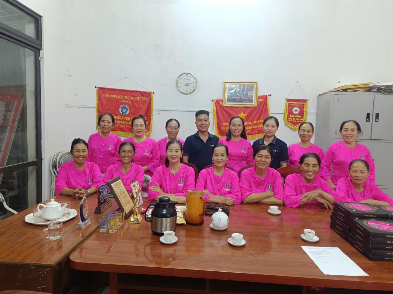 Trung tâm Khảo kiểm nghiệm phân bón Quốc gia tặng 50 bộ Quần áo cho các xã viên HTX Nhân Lý – HTX sản xuất Lúa xuất khẩu và nội tiêu trên địa bàn tỉnh Phú Thọ!