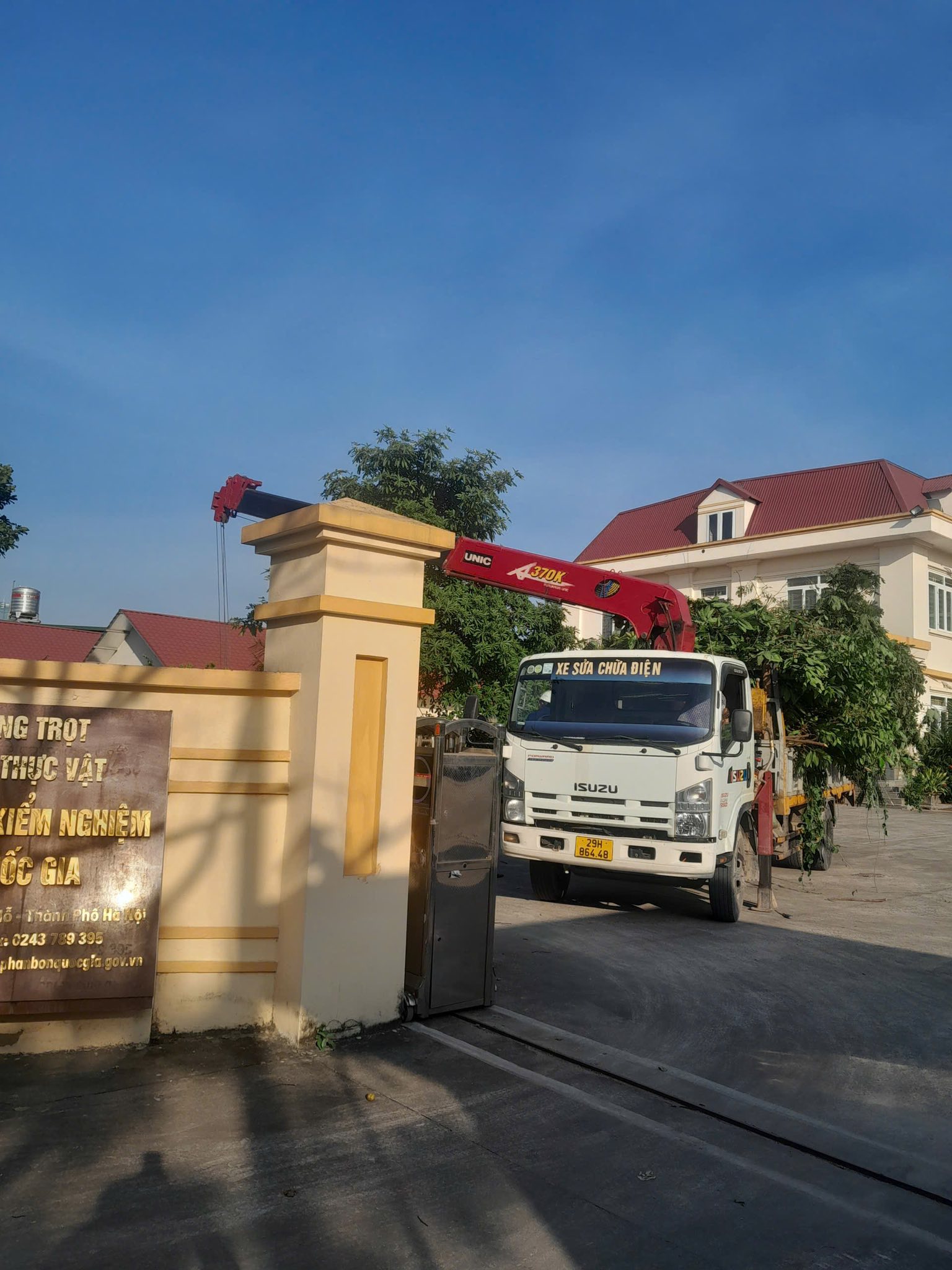 Phát động lao động công ích cắt tỉa cây xanh, dọn sạch các rác rưởi trang hoàng văn hóa công sở chuẩn bị năm khoá mới tinh thần, khí thế vì sự nghiệp nông dân của Trung tâm!