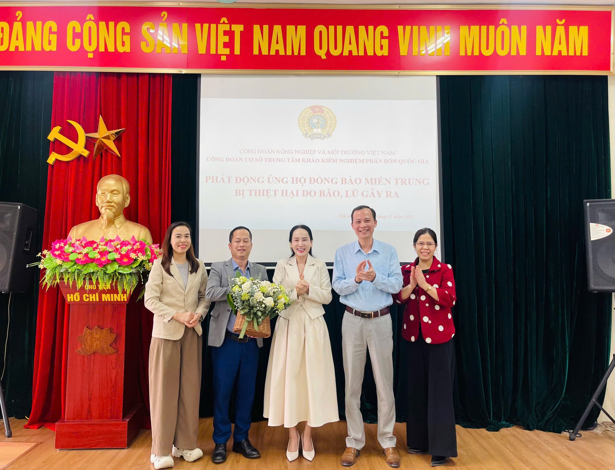 Chi ủy, BGĐ Trung tâm Khảo kiểm nghiệm phân bón Quốc gia chúc mừng BCH Công đoàn Trung tâm nhiệm kỳ mới