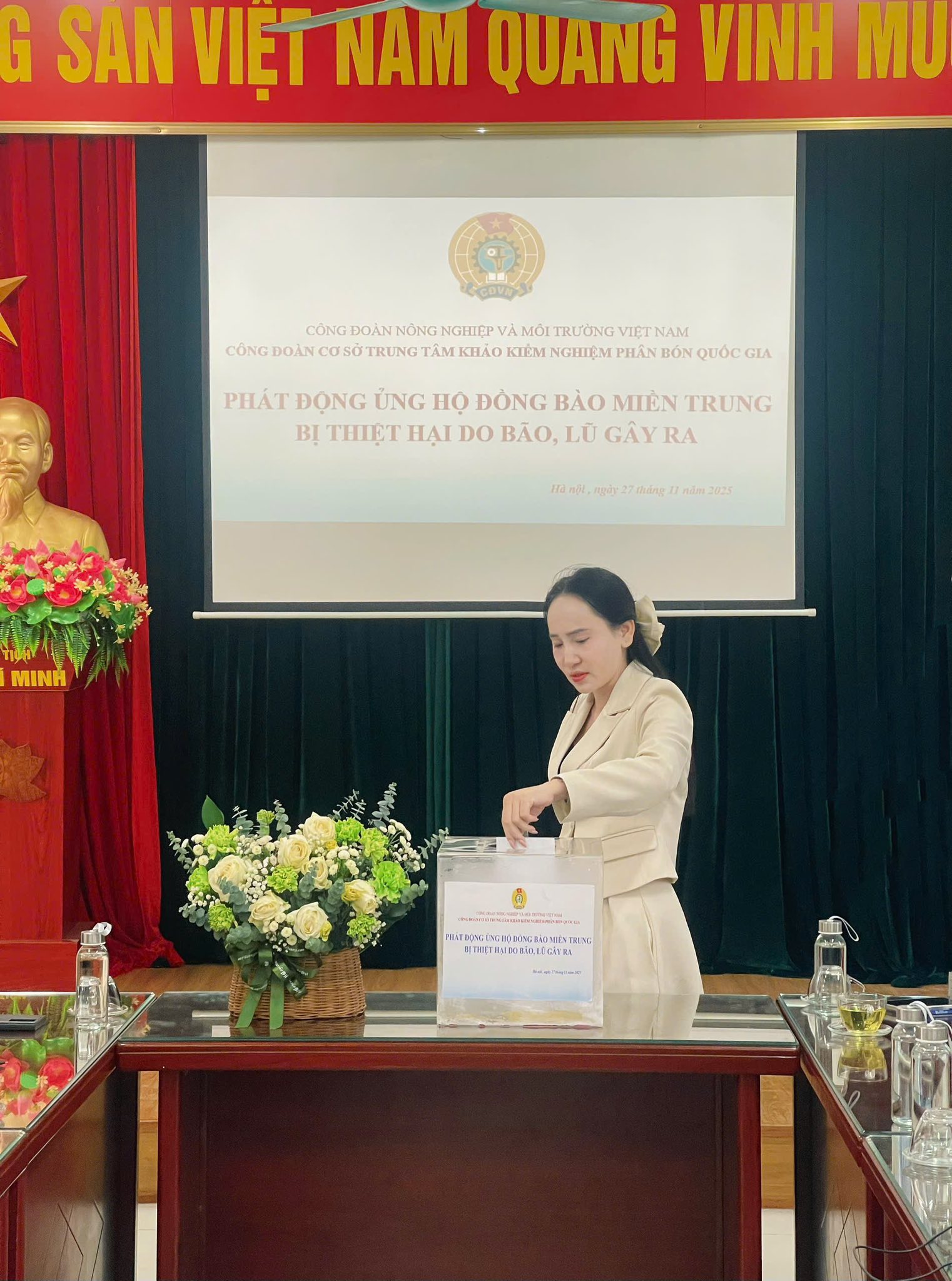 Công đoàn Trung tâm Khảo kiểm nghiệm phân bón Quốc gia ủng hộ các đồng bào miền Trung gặp lũ lụt