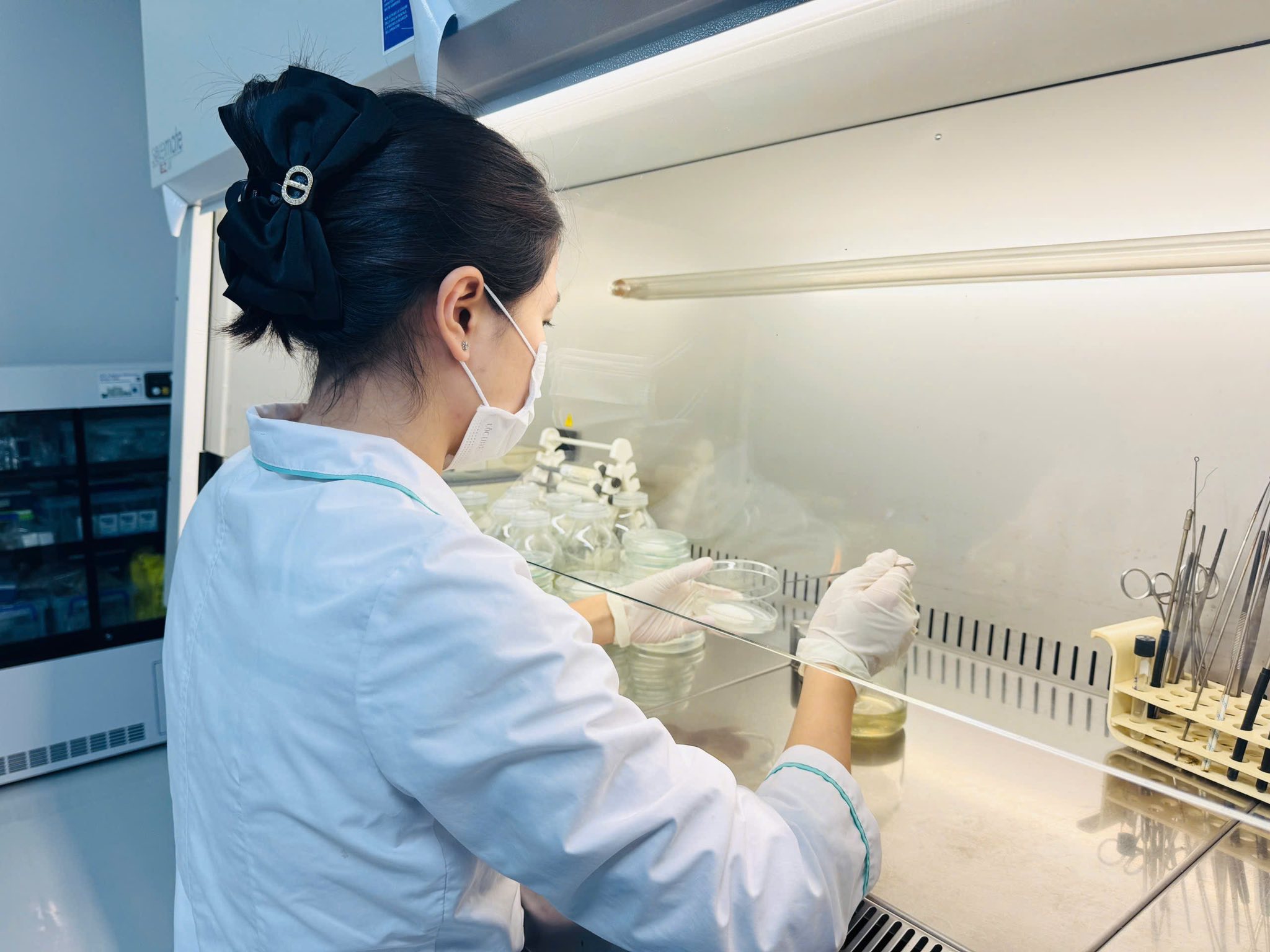 Kiểm nghiệm viên Trung tâm Khảo kiểm nghiệm Phân bón Quốc gia tích cực phát huy nghề, phân lập, lưu trữ và nuôi cấy nấm có ích để ứng dụng trong chuỗi nông nghiệp tuần hoàn hữu cơ và chuyển giao tới các Doanh nghiệp ứng dụng công nghệ cao!